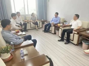 公司宣传资料中的商务交流现场